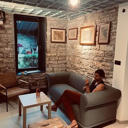 Family-sized Renovated Istrian House W/lavand Field - 20min From Rovinj. Hébergement de vacances