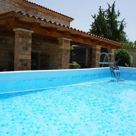 Family-sized Renovated Istrian House W/lavand Field - 20min From Rovinj. Hébergement de vacances
