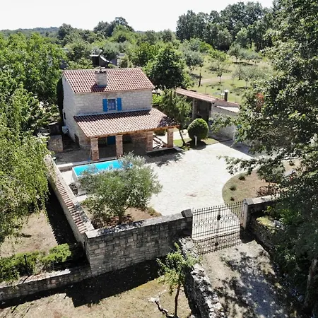 Family-sized Renovated Istrian House W/lavand Field - 20min From Rovinj.