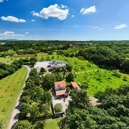 Family-sized Renovated Istrian House W/lavand Field - 20min From Rovinj. Hébergement de vacances